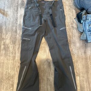 Patagonia like new snow pants with suspenders